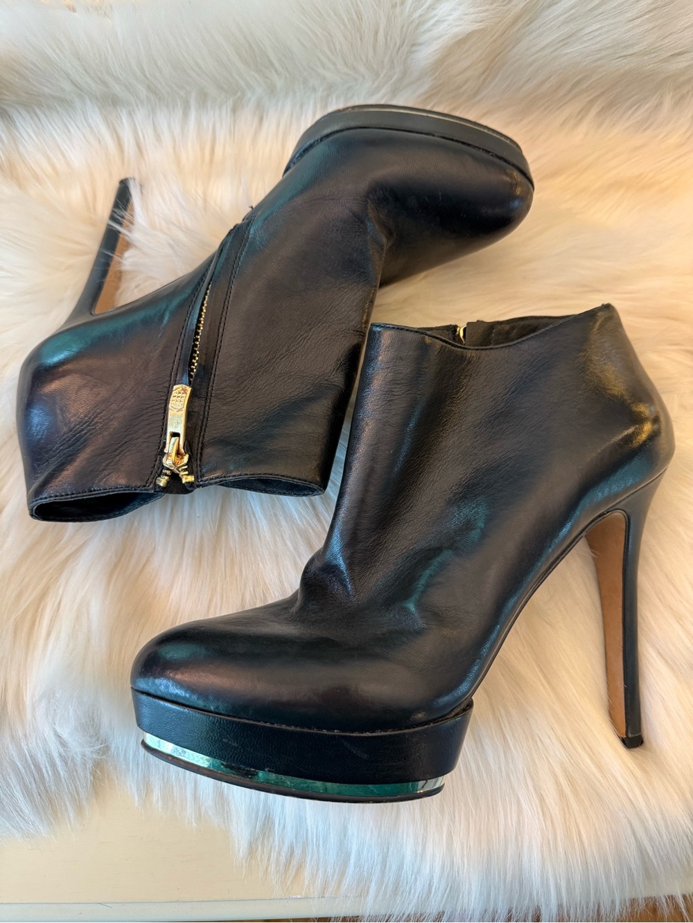 Vince Camuto Dira Black Leather Ankle Boots Size 9